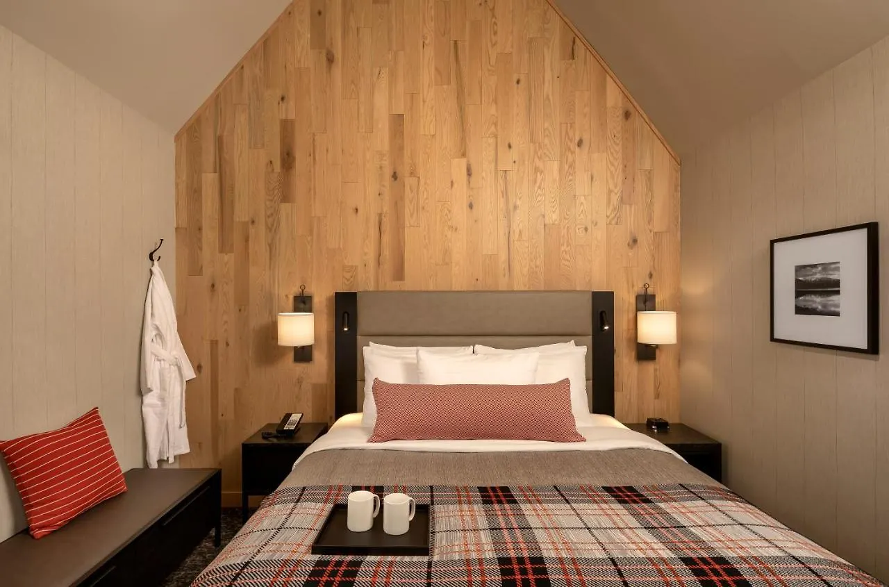 Peaks Hotel And Suites Banff 3*,